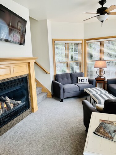 3 bed/3.5 bath Fish Creek Condo: walking distance to beach/parks, bars & dining