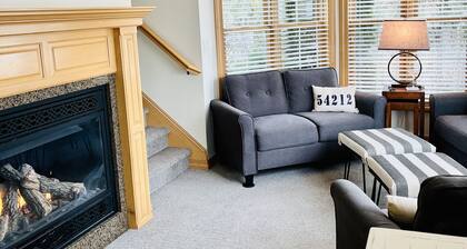 3 bed/3.5 bath Fish Creek Condo: walking distance to beach/parks, bars & dining