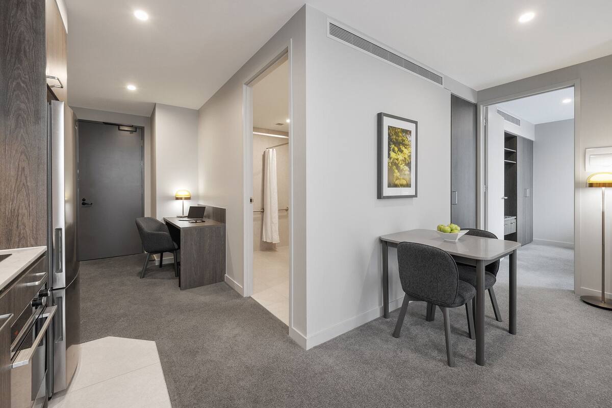 Habitación Deluxe, 1 cama de matrimonio, accesible para personas con discapacidad | Caja fuerte, escritorio, espacio para trabajar con un portátil