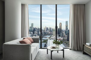 Caja de seguridad en la habitación y escritorio 