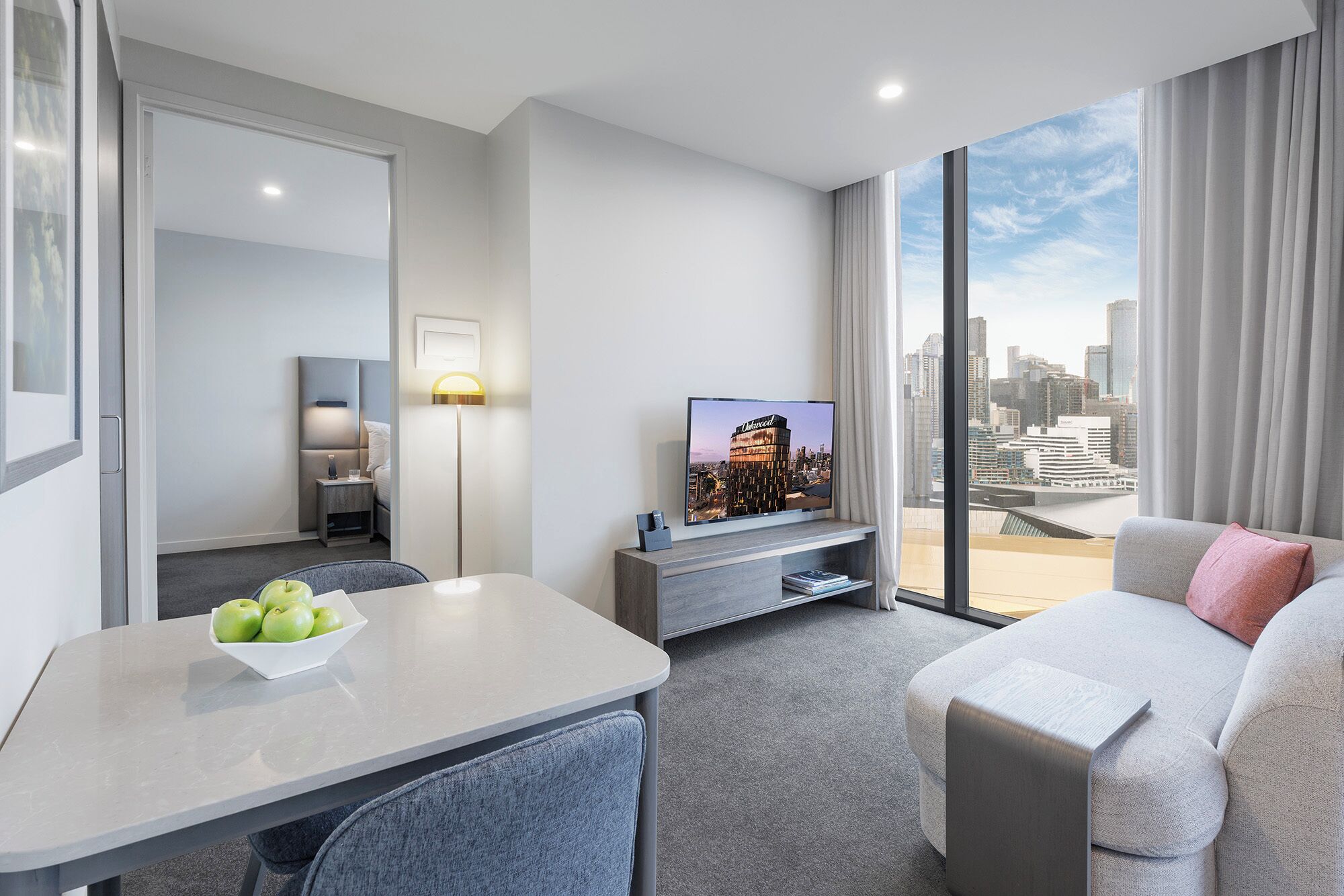 Deluxe Room, 1 Queen Bed, Accessible | Living area