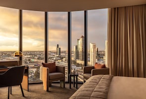 Studio Deluxe Apartment | In-room safe, desk, laptop workspace, blackout drapes