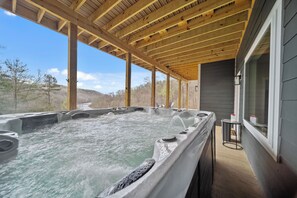 Outdoor spa tub