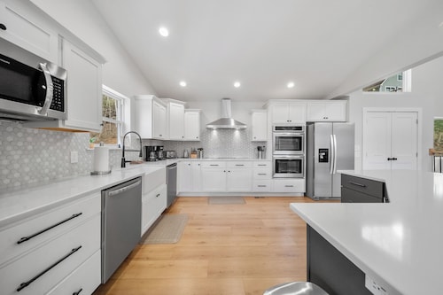 Lakeview Home/Private Boat Dock/Hot tub/Golf Cart/Gameroom/Stunning Fall Views