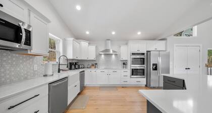 Lakeview Home/Private Boat Dock/Hot tub/Golf Cart/Gameroom/Stunning Fall Views