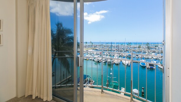 Ein Balkon mit Blick auf einen Yachthafen und den Ozean.