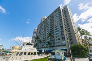Exterior - Ilikai Marina 1 Bedroom Yacht View, Great Location in Waikiki! (Honolulu)