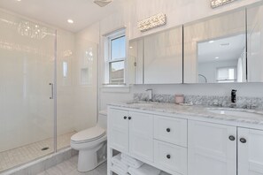 Duschwanne, Haartrockner, Handtücher, Seife