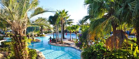 Piscine chauffée, chaises longues