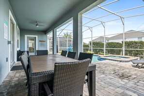 Outdoor dining - Screened Pool Area | Near Attractions | Pool Table (Davenport)
