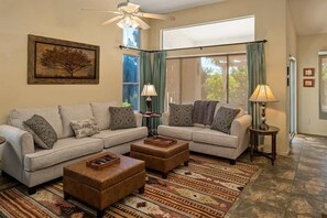 TV, fireplace, offices - Great Location! Comm Pool & Hot Tub! Bronco - S021 (Cottonwood)