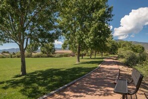 Property grounds - Great Location! Comm Pool & Hot Tub! Bronco - S021 (Cottonwood)