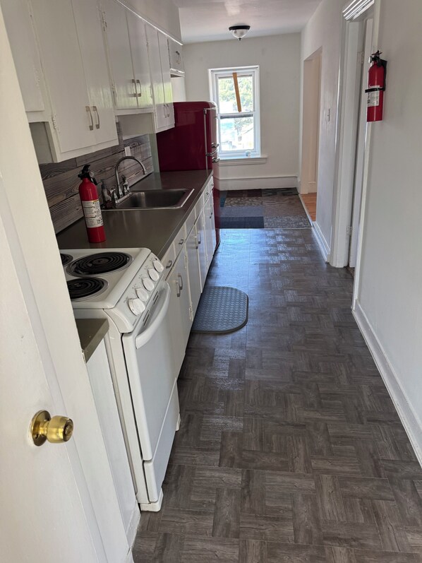 Fridge, oven, stovetop, coffee/tea maker