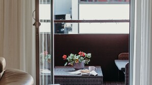 En moderne stue med en skydedør, der fører ud til en balkon.