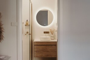 Bathtub, towels, soap, shampoo - Classy City apartment close to Beach. (Newcastle)
