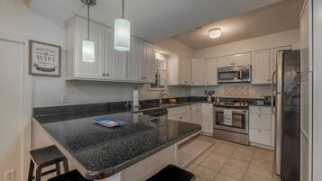 Full-size fridge, microwave, oven, stovetop