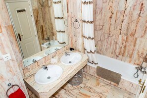 Bathtub, towels - Apartment Sleeps 4 with Sea Views (Benalmadena)