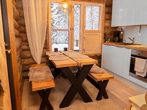 Kühlschrank, Mikrowelle, Geschirrspüler, Kochgeschirr/Geschirr/Besteck