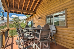 Outdoor dining - Cripple Creek Mountain Getaway w/ Hot Tub & Views! (Cripple Creek)