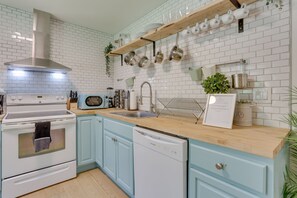 Fridge, microwave, stovetop, dishwasher - Cozy Swan Lake Apt w/ Grill + Private Yard (Swan Lake)