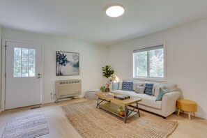 TV, Netflix, books, streaming services - Cozy Swan Lake Apt w/ Grill + Private Yard (Swan Lake)