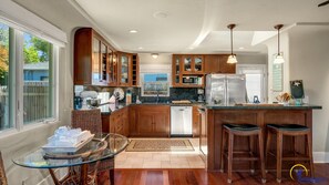 Geladeira, micro-ondas, fogão, cooktop