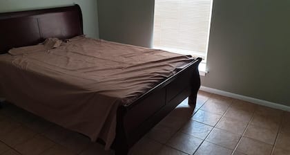 Newly remodeled 2-br apartment