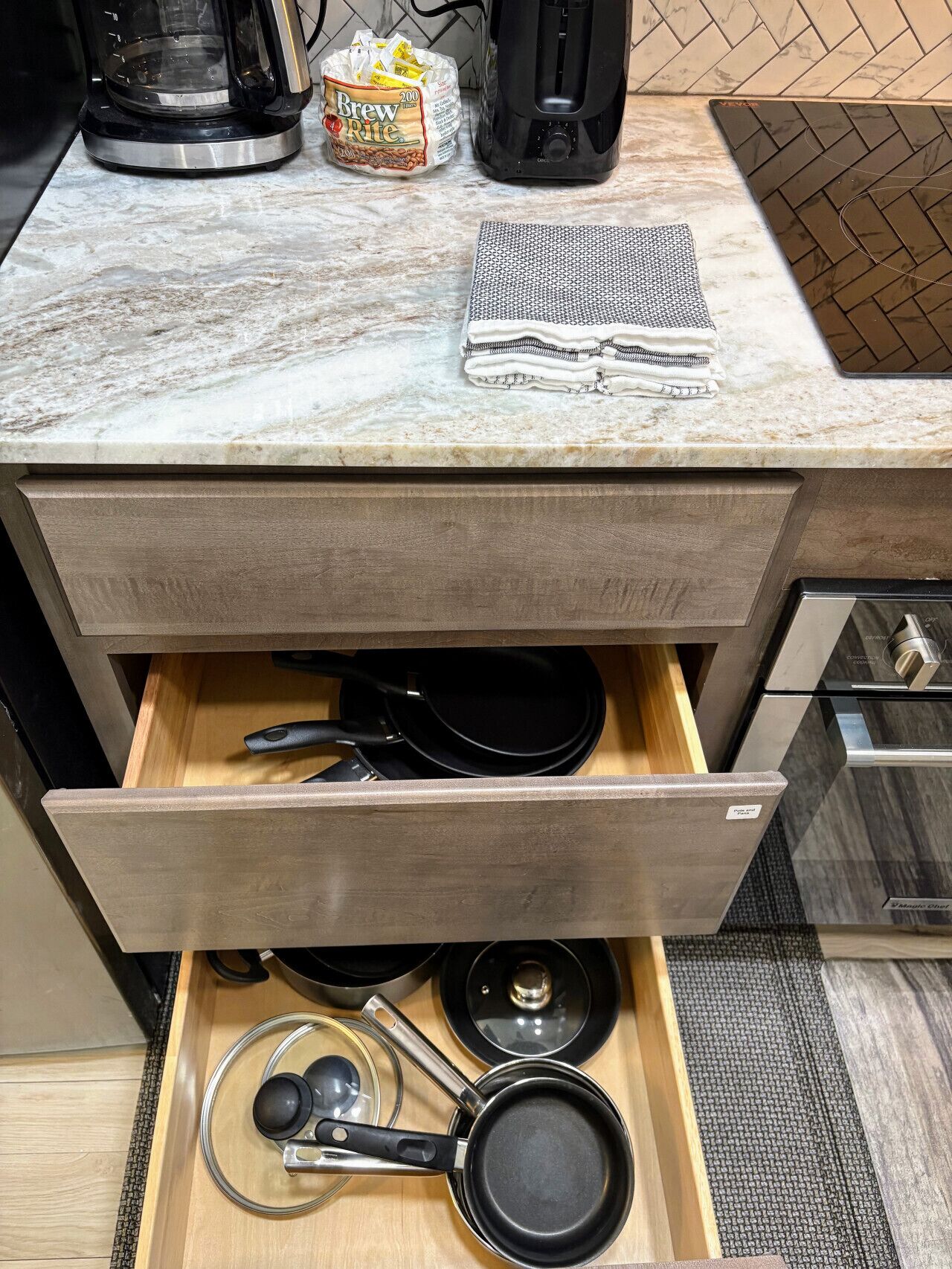 Geladeira, micro-ondas, fogão, cooktop