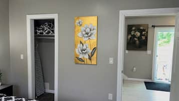 4 habitaciones, escritorio, tabla de planchar con plancha y wifi