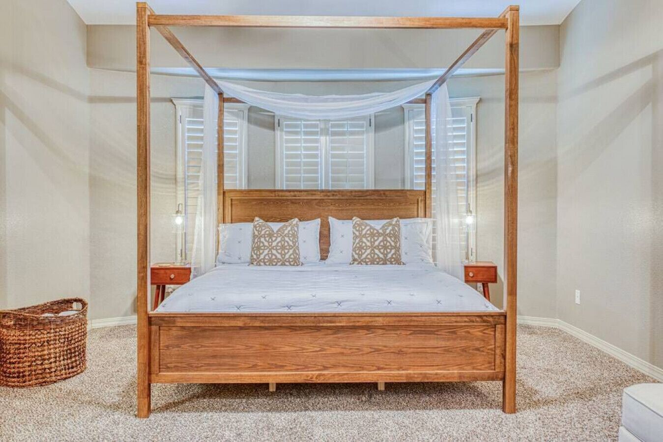 4 chambres, bureau, fer et planche à repasser, lit parapluie