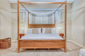 4 habitaciones, escritorio y tabla de planchar con plancha 