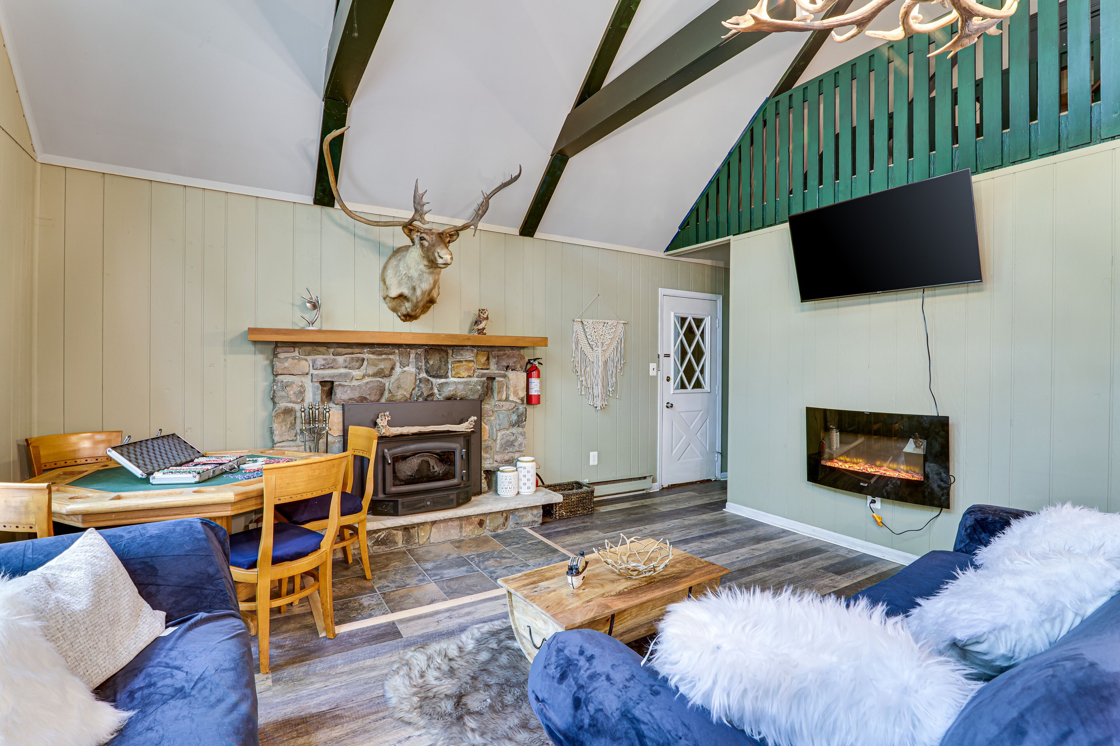The Crazy Caribou Chalet- Pocono Mt - Hot tub Lake/ Ski/ Kayak/ Pool w. Game r.