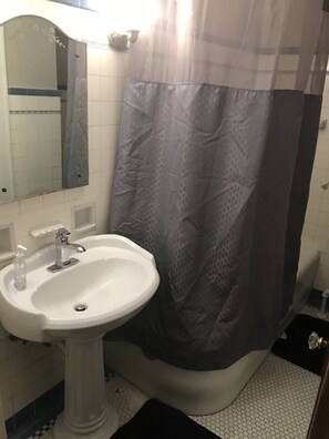 Combined shower/tub, hair dryer, towels