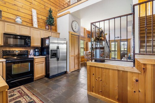 Relaxing Walk-in Cabin in Branson Theatre District, Golf and Ticket Discounts