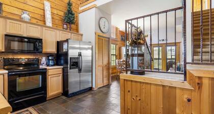 Relaxing Walk-in Cabin in Branson Theatre District, Golf and Ticket Discounts