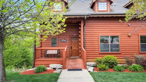 A log cabin with a front porch, a staircase, and a number 112 sign. - Relaxing Walk-in Cabin in Branson Theatre District, Golf and Ticket Discounts (Branson)