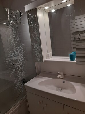 Badewanne, Haartrockner, Handtücher, Toilettenpapier