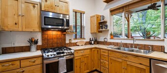 The REAL BOISE RETREAT! AMAZING LOCATION & STELLAR Backyard. Bring your DOG! 2 mins to Downtown!