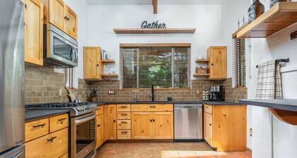 The REAL BOISE RETREAT! AMAZING LOCATION & STELLAR Backyard. Bring your DOG! 2 mins to Downtown!