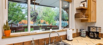 The REAL BOISE RETREAT! AMAZING LOCATION & STELLAR Backyard. Bring your DOG! 2 mins to Downtown!