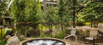 Spacious Snowmass Multi-Level With Incredible Views. Balconies, Hot Tub, Pool, Gas FP, Near Shuttle