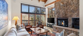 Spacious Snowmass Retreat With Hot Tub, Gas Fireplace & Stunning Views