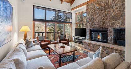 Spacious Snowmass Retreat With Hot Tub, Gas Fireplace & Stunning Views