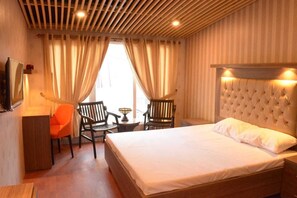 Habitación doble Deluxe | Cortinas blackout, insonorización y ropa de cama 