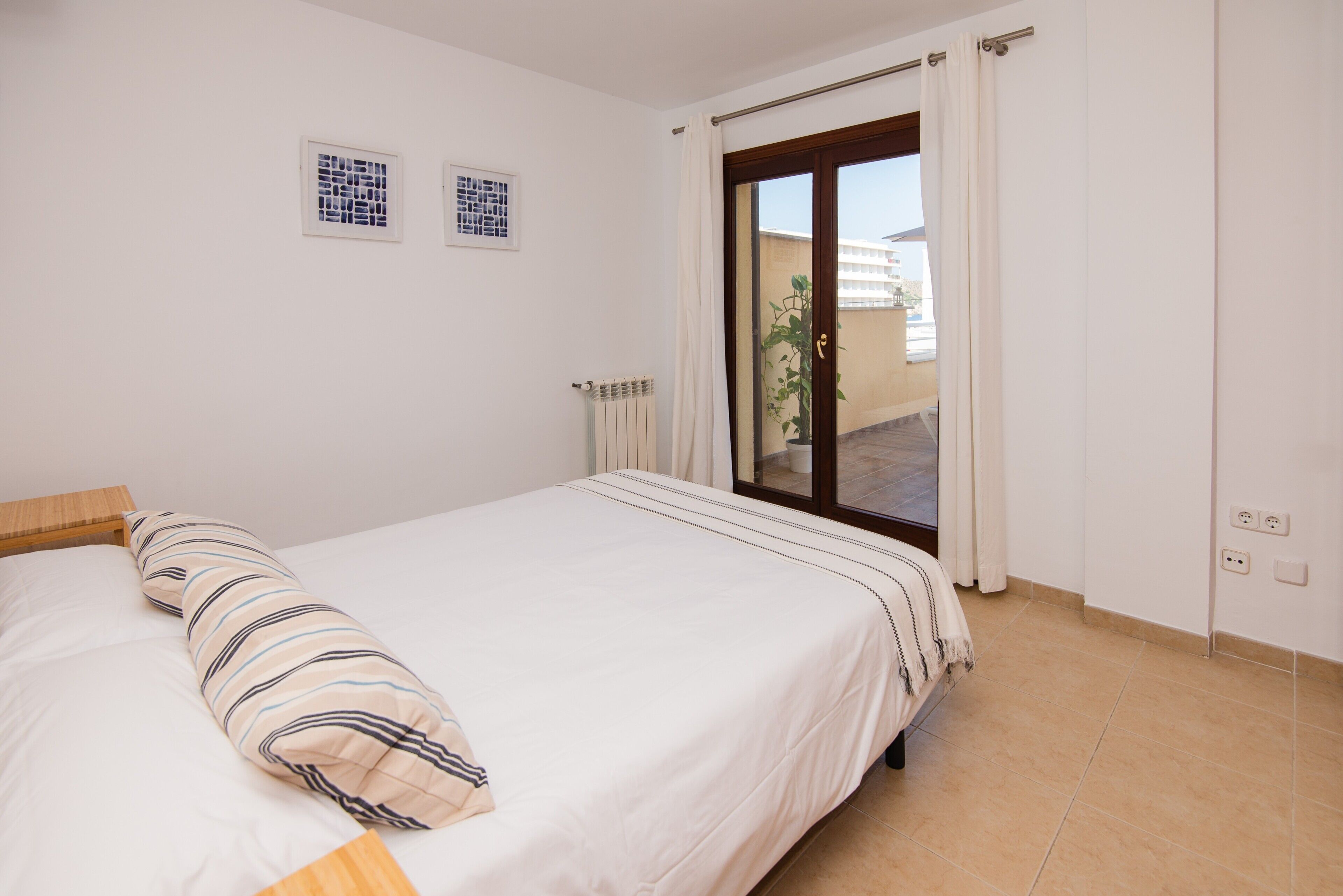 2 slaapkamers, een strijkplank/strijkijzer, gratis wifi, beddengoed