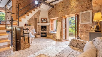 TV, fireplace, stereo