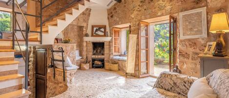 Televisie, een open haard en een stereo