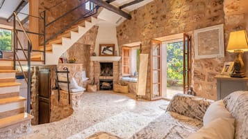 Een televisie, een open haard en een stereo