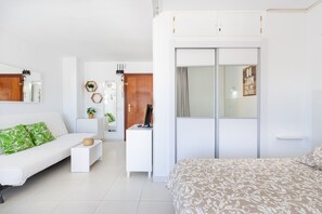 Iron/ironing board, free WiFi, bed sheets - Sunny Seaside Studio with Balcony, A/C & Sea View (Benalmádena Costa)