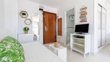 Tabla de planchar con plancha, wifi gratis, ropa de cama